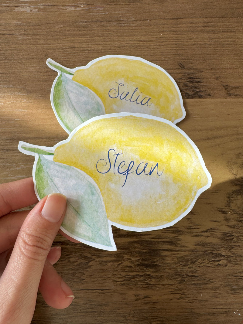 Two lemon-shaped name cards with names Julia and Stefan.
